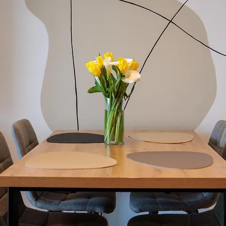 Lägenhet For - 2br With Free Garage Parking *