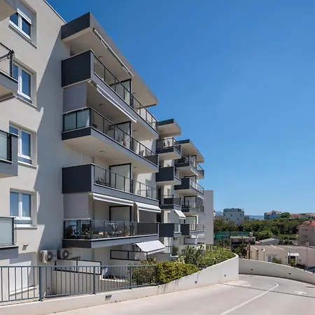 For - 2br With Free Garage Parking *