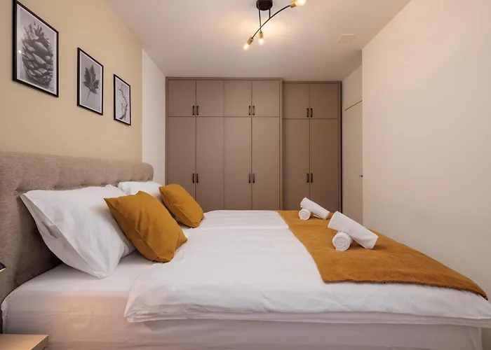 For - 2br With Free Garage Parking Apartment