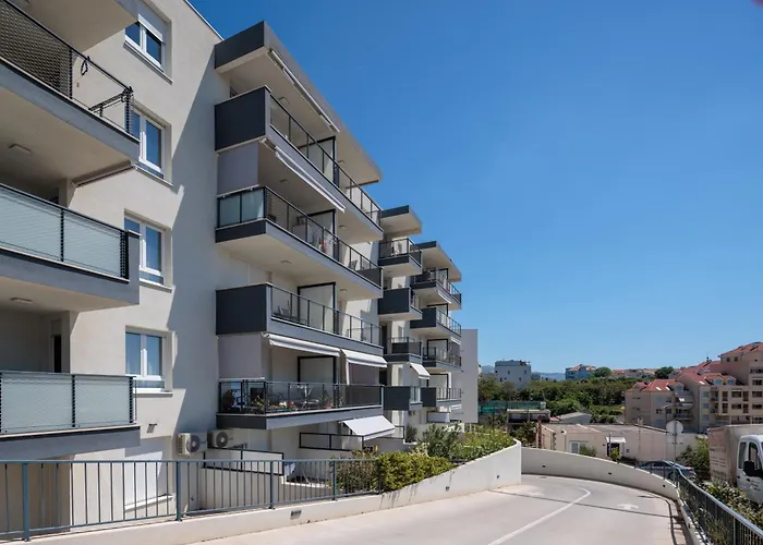 For - 2br With Free Garage Parking *