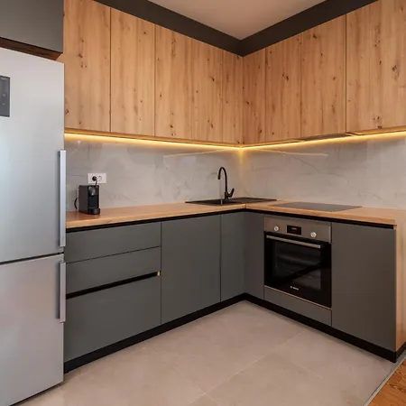 Apartment For - 2br With Free Garage Parking *